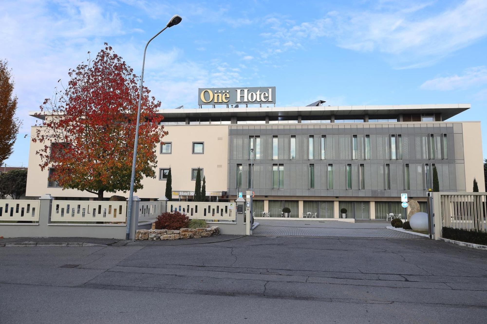 One Hotel & Restaurant Dalmine Exteriér fotografie