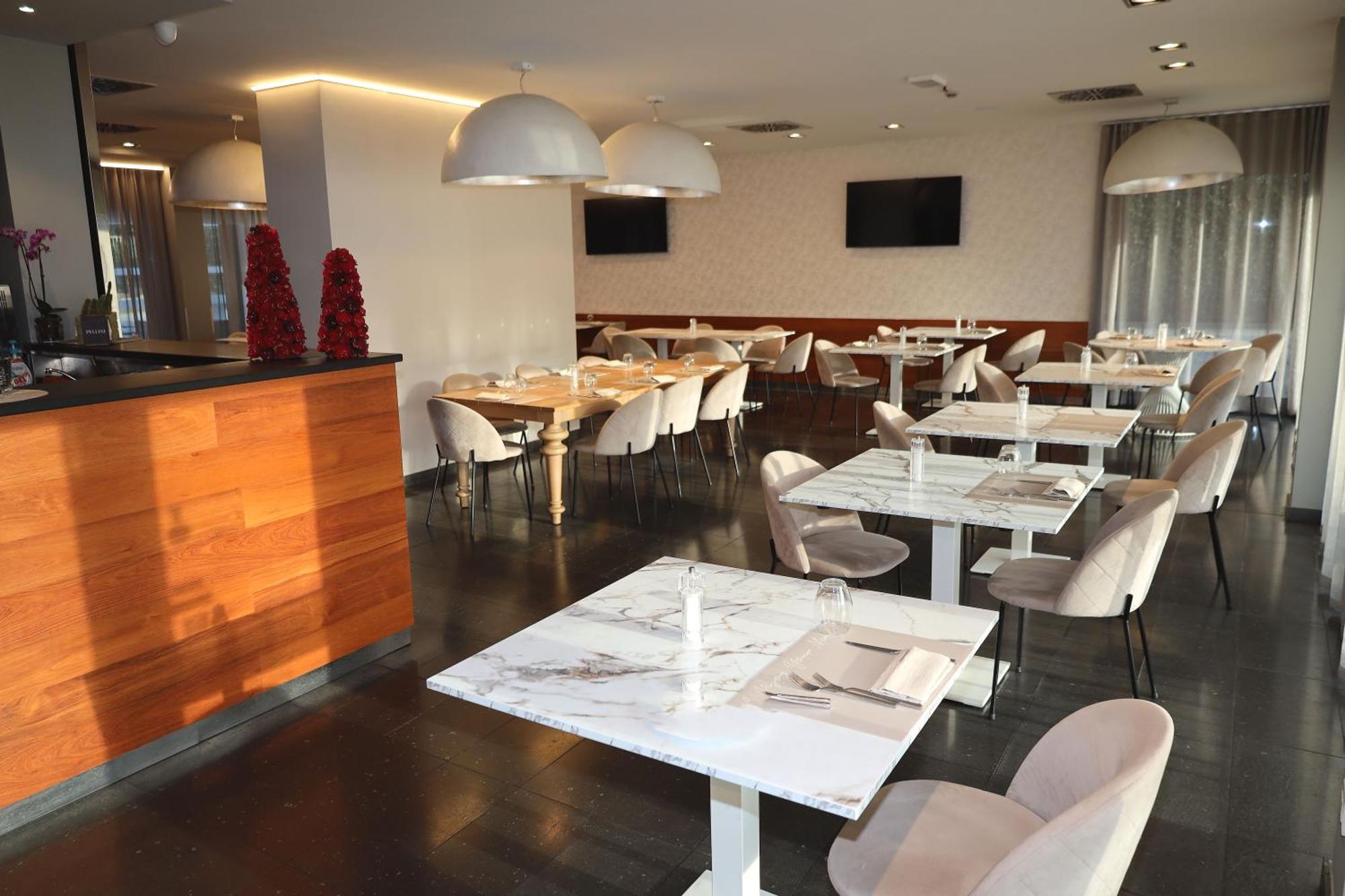 One Hotel & Restaurant Dalmine Exteriér fotografie